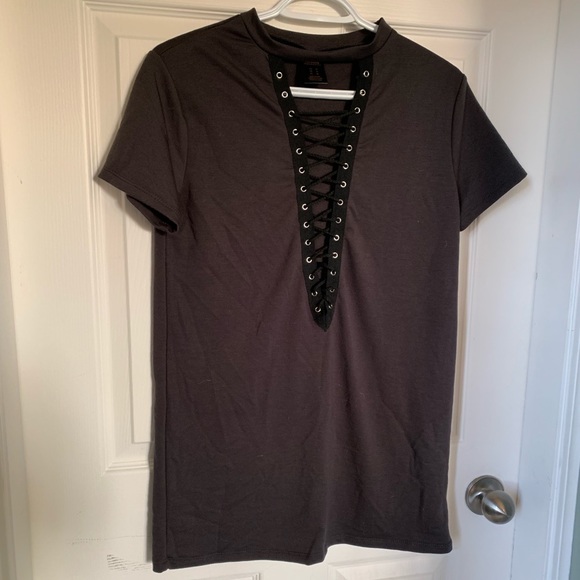 Tops - Low-cut Grey T-Shirt